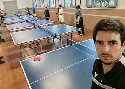 profesor-sala-entrenamiento-tenis-mesa-madrid.jpeg